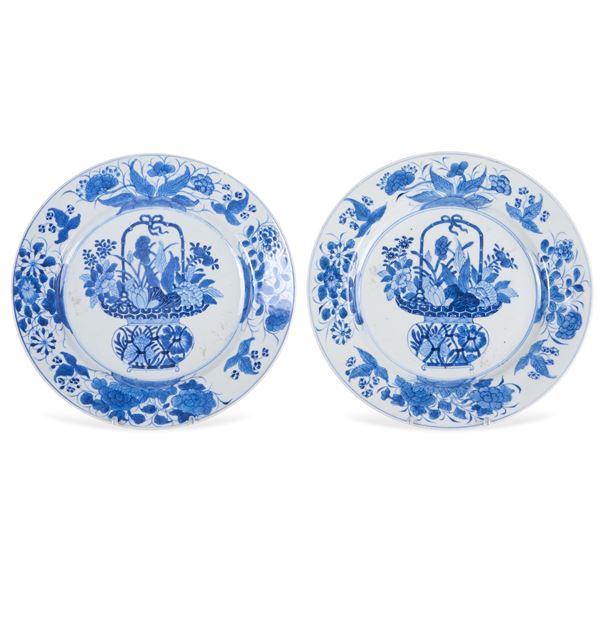 Coppia di piatti in porcellana bianca e blu con soggetti naturalistici e decori floreali, Cina, Dinastia Qing, epoca Kangxi (1662-1722)