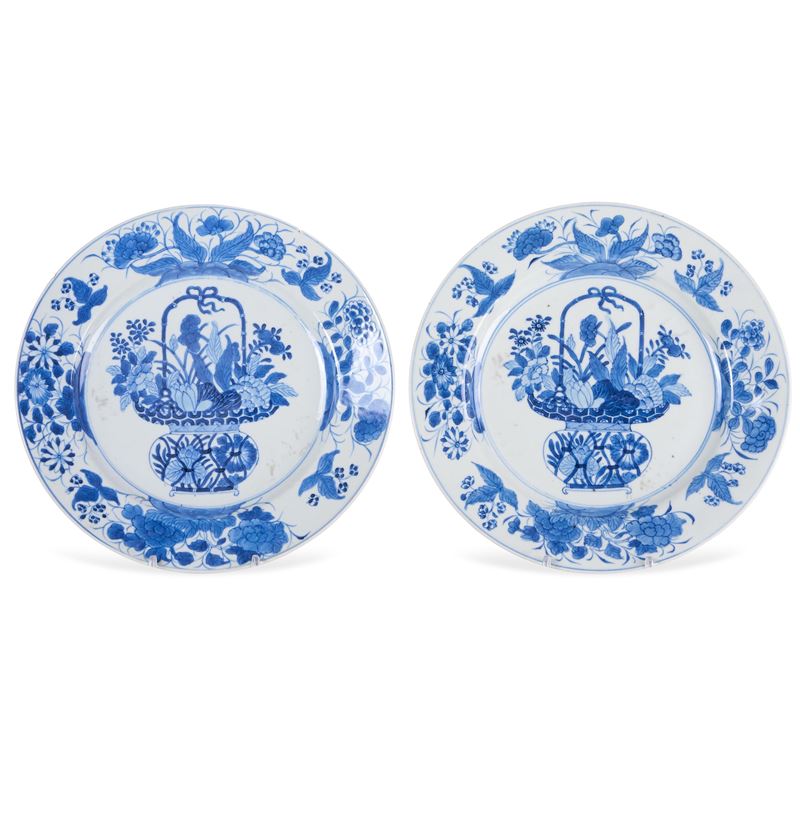 Coppia di piatti in porcellana bianca e blu con soggetti naturalistici e decori floreali, Cina, Dinastia Qing, epoca Kangxi (1662-1722)  - Asta Dimore Italiane - Cambi Casa d'Aste