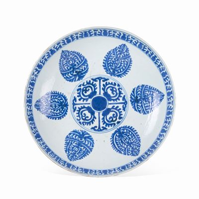 Piatto in Porcellana Bianca e Blu con Decoro Naturalistico di Gusto Islamico, Cina, Dinastia Qing...