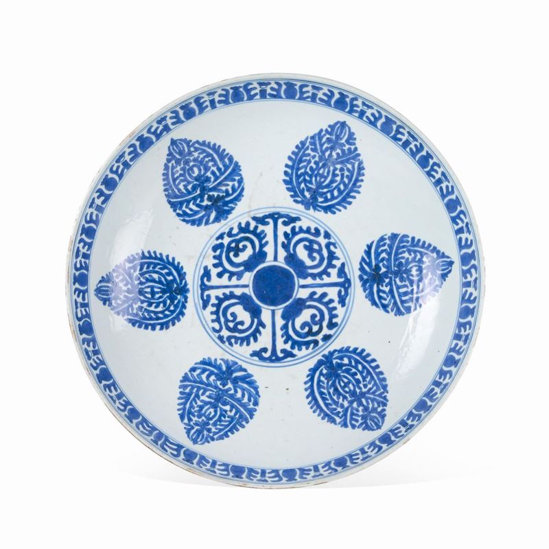 Piatto in porcellana bianca e blu con decoro naturalistico di gusto islamico, Cina, Dinastia Qing, epoca Kangxi (1662-1722)  - Asta Dimore Italiane - Cambi Casa d'Aste