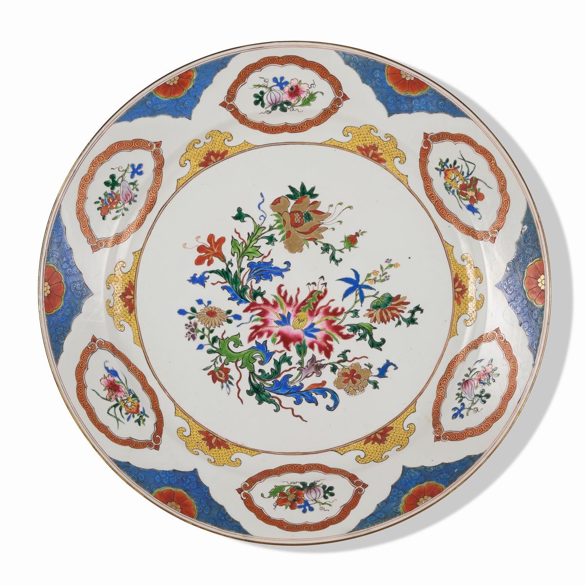 Coppia di Piatti in Porcellana Famiglia Rosa con Decoro Centrale a Fiori di Loto e Motivi Floreal...