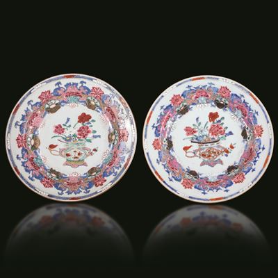 Coppia di piatti in porcellana Famiglia Rosa, con soggetti naturalistici e decori floreali, Cina,...