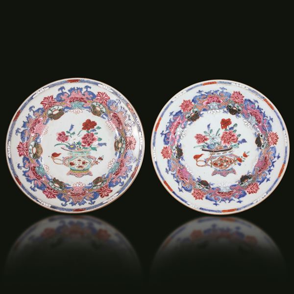 Coppia di piatti in porcellana Famiglia Rosa con soggetto naturalistico e decori floreali, Cina, Dinastia Qing, epoca Yongzheng (1723-1735)