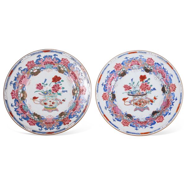 Coppia di piatti in porcellana Famiglia Rosa con soggetto naturalistico e decori floreali, Cina, Dinastia Qing, epoca Qianlong (1736 - 1796)