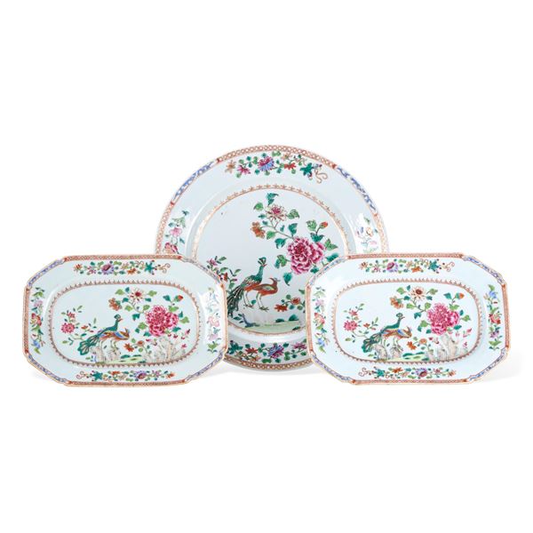Lotto composto da tre piatti in porcellana Famiglia Rosa Peacock service, Cina, Dinastia Qing, epoca Qianlong (1736-1796)