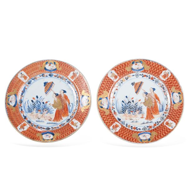 Coppia di piatti in porcellana Imari con decoro "La dame au parasol", Cina, Dinastia Qing, epoca Qianlong (1736-1796)