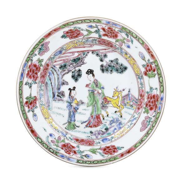 Piatto in porcellana Famiglia Rosa con figura di dama e fanciullo entro paesaggio, Cina, Dinastia Qing, epoca Yongzeng (1723-1735)