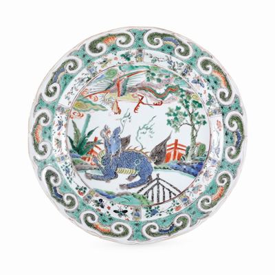 Piatto in Porcellana Famiglia Verde con Figura di Animale Fantastico e Fenice, Cina, Dinastia Qin...