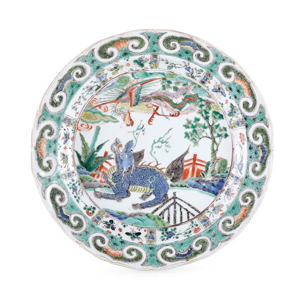 Piatto in porcellana Famiglia Verde con figura di animale fantastico e fenice, Cina, Dinastia Qing, epoca Kangxi (1662 -1722)