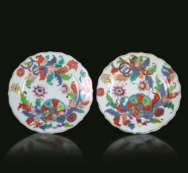 Coppia di piatti in porcellana con decoro a pseudo tobacco leaves, Cina, Dinastia Qing, epoca Qianlong (1736-1796)