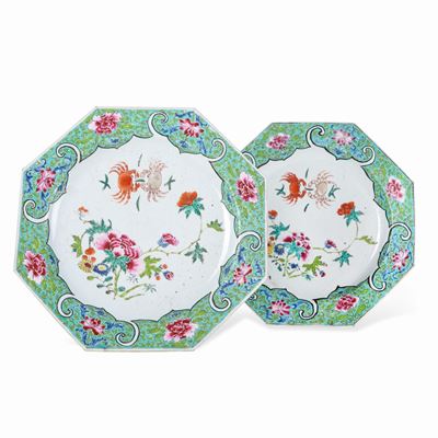 Coppia di Piatti Ottagonali in Porcellana a Smalti Policromi con Decori Floreali e Figure di Gran...
