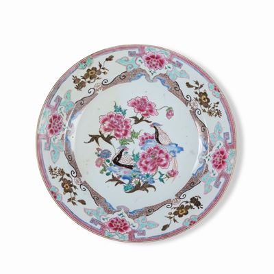 Piatto in Porcellana Famiglia Rosa con Decoro di Peonie in Fiore, Cina, Dinastia Qing, Epoca Qian...