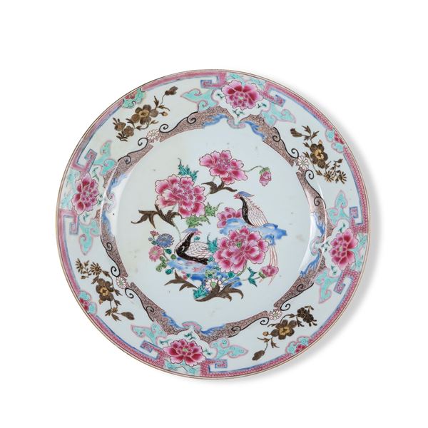 Piatto in porcellana Famiglia Rosa con decoro di peonie in fiore, Cina, Dinastia Qing, epoca Qianlong (1736-1796)
