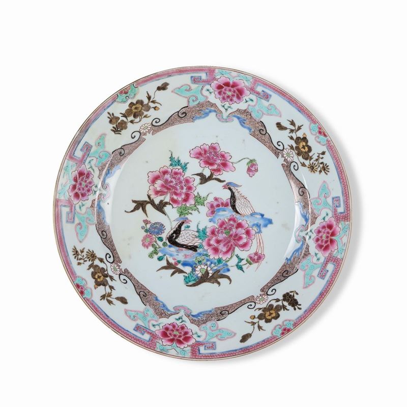 Piatto in porcellana Famiglia Rosa con decoro di peonie in fiore, Cina, Dinastia Qing, epoca Qianlong (1736-1796)  - Asta Dimore Italiane - Cambi Casa d'Aste