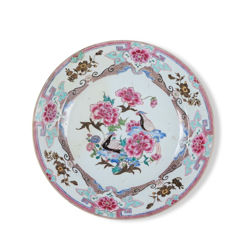 Piatto in porcellana Famiglia Rosa con decoro di peonie in fiore, Cina, Dinastia Qing, epoca Qianlong (1736-1796)  - Auction Italian Mansions - Cambi Casa d'Aste