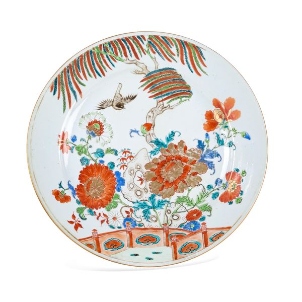 Piatto in porcellana con decoro naturalistico, Cina, Dinastia Qing, epoca Kangxi (1662-1722)
