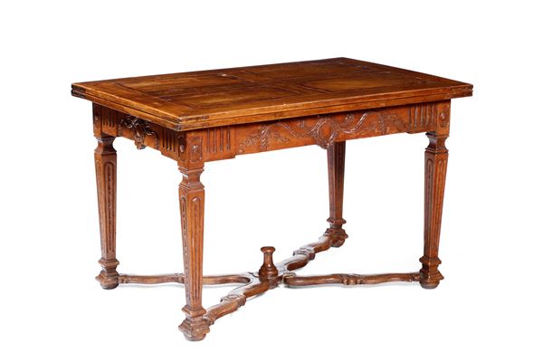 Tavolo allungabile in legno di noce intagliato, inizio XIX secolo
