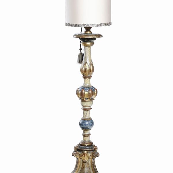 Lampada da terra in legno intagliato, laccato e dorato. XVIII secolo