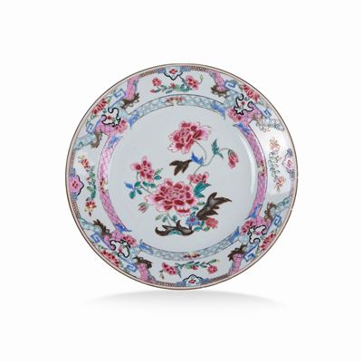 Piatto in Porcellana Famiglia Rosa con Decoro di Peonie in Fiore, Cina, Dinastia Qing, Epoca Qian...
