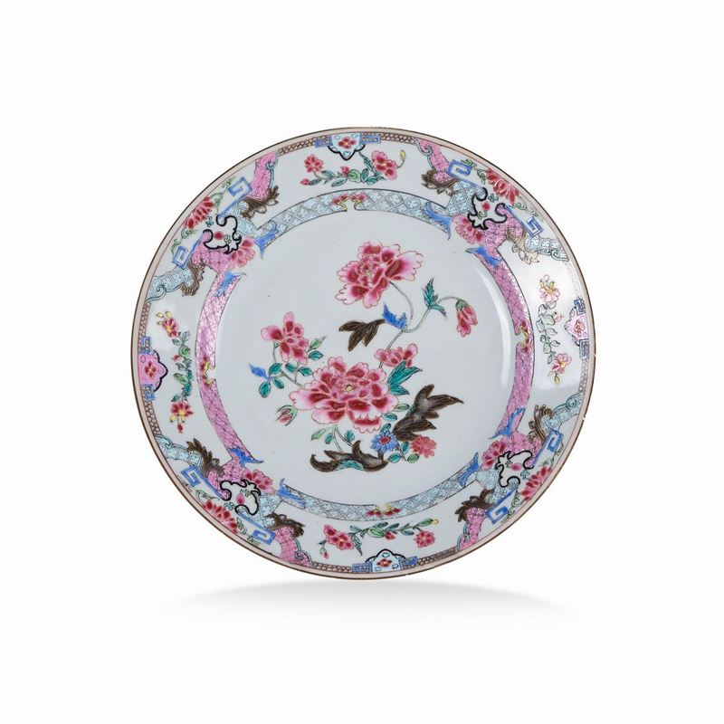 Piatto in porcellana Famiglia Rosa con decoro di peonie in fiore, Cina, Dinastia Qing, epoca Qianlong (1736-1796)  - Asta Dimore Italiane - Cambi Casa d'Aste