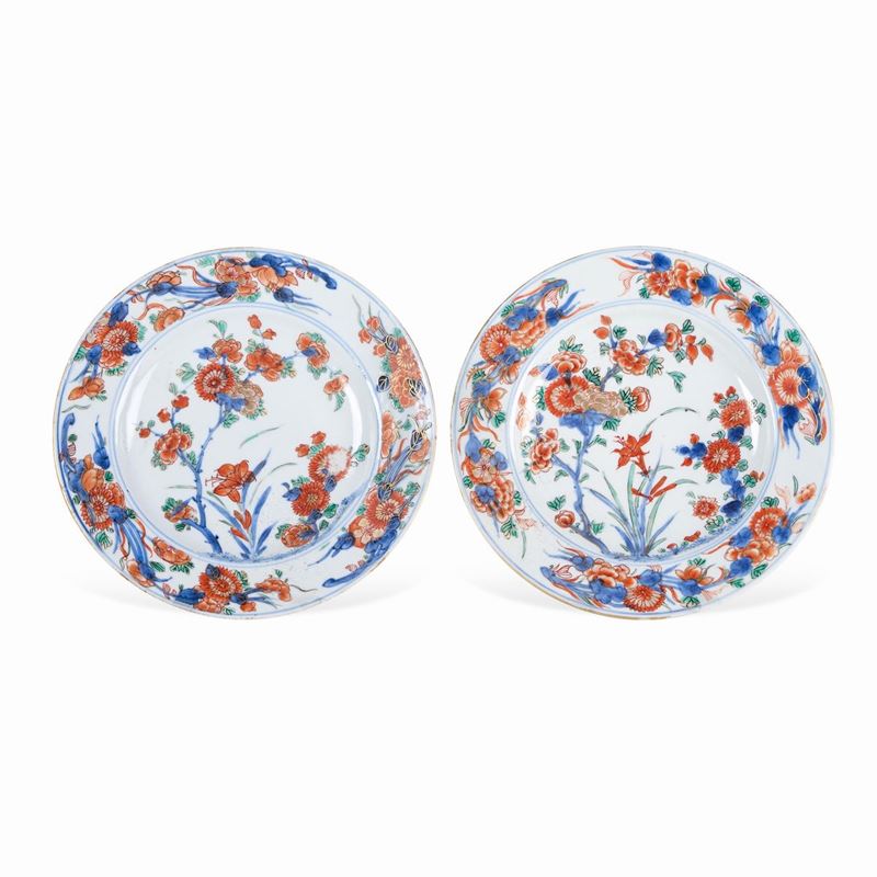 Coppia di piatti in porcellana Imari con decoro floreale e rami in fiore, Cina, Dinastia Qing, epoca Kangxi (1662-1722)  - Auction Italian Mansions - Cambi Casa d'Aste