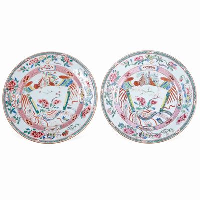 Coppia di Piatti in Porcellana Famiglia Rosa con Decoro Naturalistico, Cina, Dinastia Qing, Epoca...