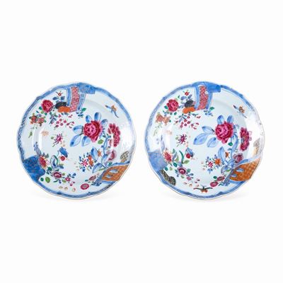 Coppia di Piatti in Porcellana con Decori Floreali Famiglia Rosa, Cina, Dinastia Qing, Epoca Qian...