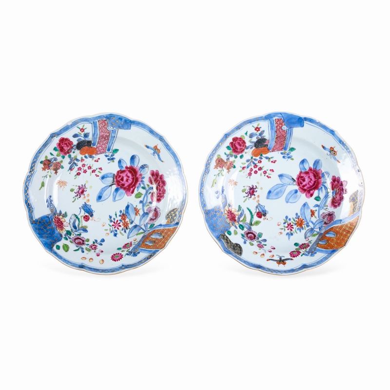 Coppia di piatti in porcellana con decori floreali Famiglia Rosa, Cina, Dinastia Qing, epoca Qianlong (1736-1796)  - Auction Italian Mansions - Cambi Casa d'Aste
