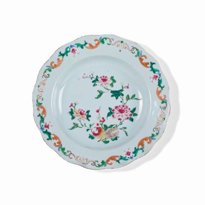 Piatto in Porcellana Famiglia Rosa con Decori Floreali, Cina, Dinastia Qing, Epoca Qianlong (1736...