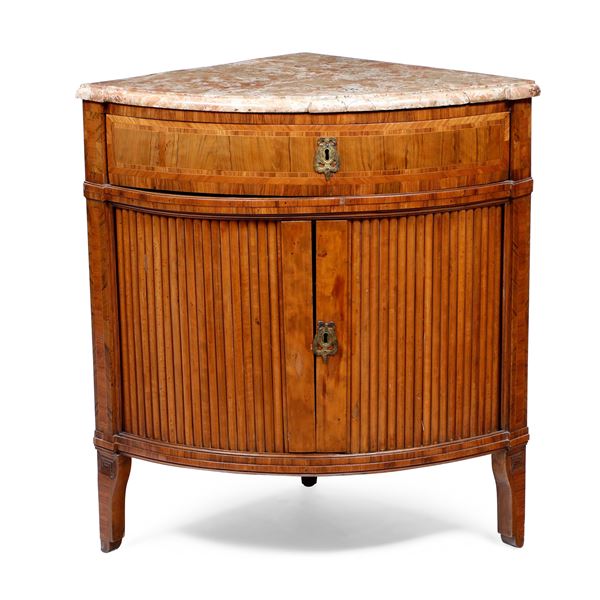 Angolare a due ante in legno lastronato e filettato. Fine XVIII secolo