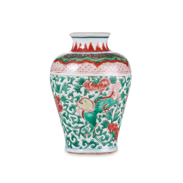 Vaso in porcellana con figure di draghi e decori floreali, Cina, Dinastia Qing, epoca Chongzheng (1628-1643)