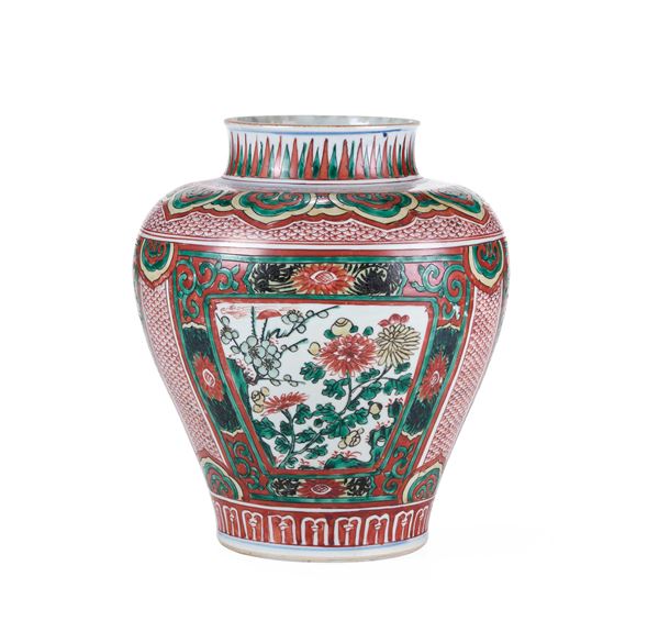 Vaso in porcellana con decori floreali e soggetti naturalistici entro riserve, Cina, Dinastia Qing, epoca Chongzheng (1628-1643)
