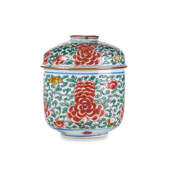 Vaso in porcellana con coperchio e decori floreali, Cina, Dinastia Qing, epoca Kangxi (1736-1796)