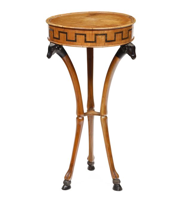 Tavolino con piano circolare in legno intagliato, XIX secolo