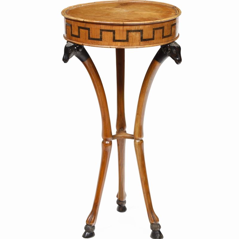Tavolino con piano circolare in legno intagliato, XIX secolo  - Auction Italian Mansions - Cambi Casa d'Aste