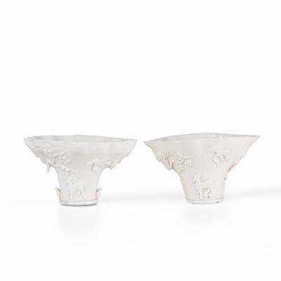 Due Coppe da Libagione in Porcellana Blanc De Chine con Decori a Rilievo, Cina, Dinastia Qing, Ep...