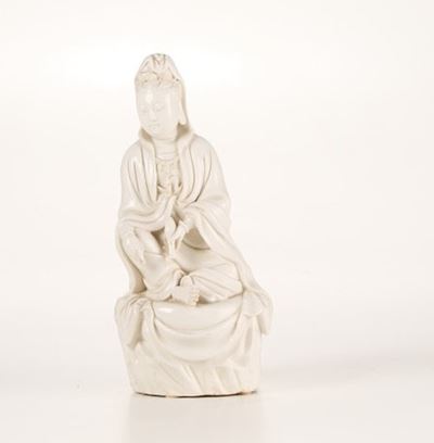 Figura di Guanyin Seduta in Porcellana Blanc De Chine, Cina, Dinastia Qing, Epoca Kangxi (1662-17...
