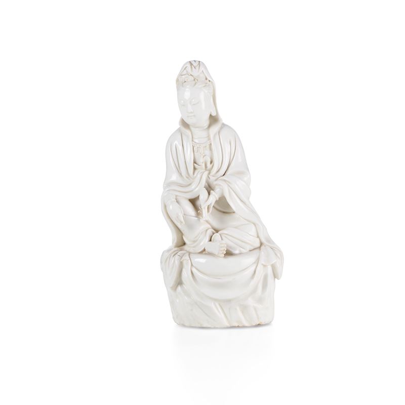 Figura di Guanyin seduta in porcellana Blanc de Chine, Cina, Dinastia Qing, epoca Kangxi (1662-1722)  - Asta Dimore Italiane - Cambi Casa d'Aste