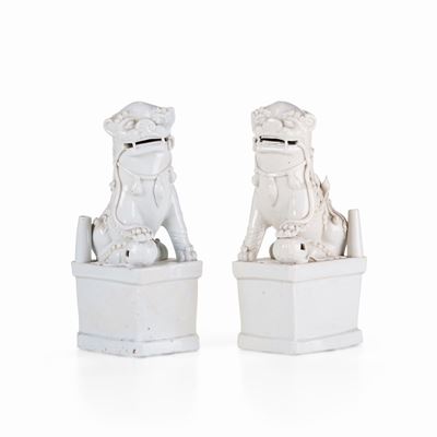 Coppia di Cani di Pho in Porcellana Blanc De Chine, Cina, Dinastia Qing, Epoca Qianlong (1736-179...