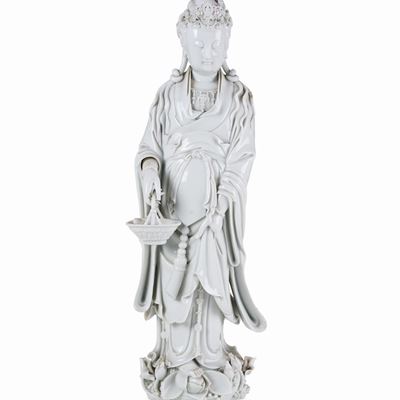 Figura di Guanyin con Cesto in Porcellana Blanc De Chine, Cina, Dinastia Qing, Epoca Qianlong (17...
