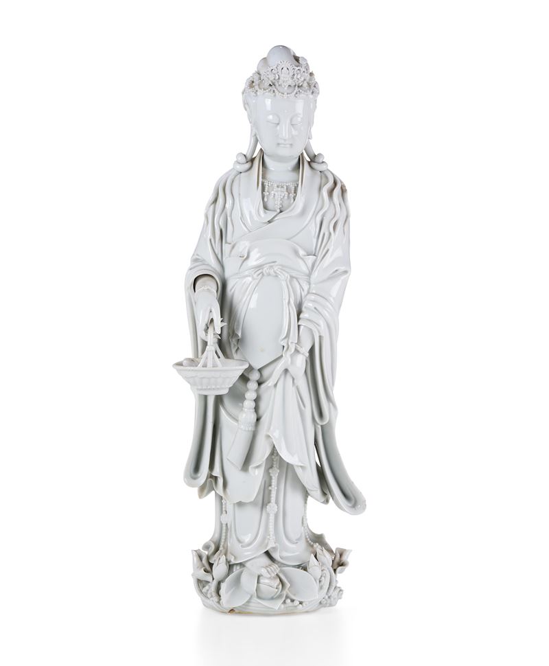 Figura di Guanyin con cesto in porcellana Blanc de Chine, Cina, Dinastia Qing, epoca Qianlong (1736 - 1796)  - Asta Dimore Italiane - Cambi Casa d'Aste