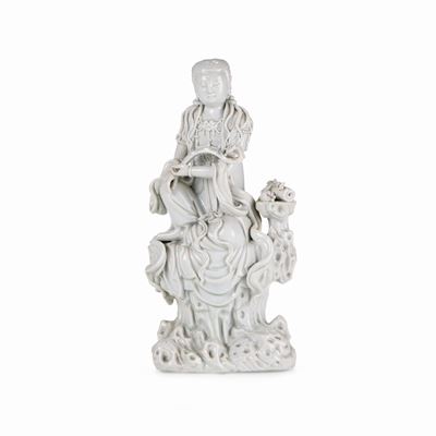 Figura di Guanyin Seduta in Porcellana Blanc De Chine, Cina, Dinastia Qing, Epoca Qianlong (1736-...