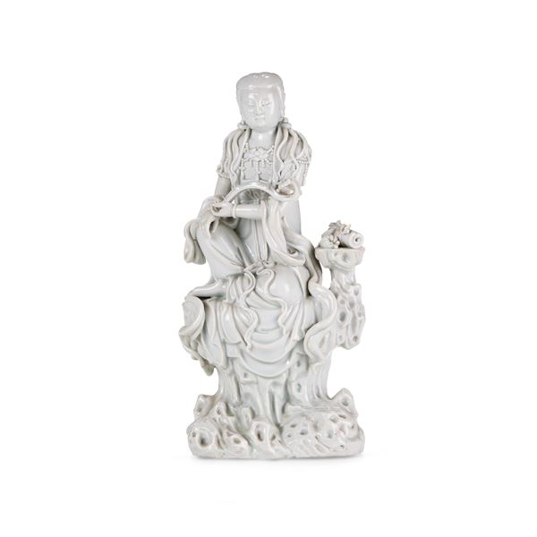 Figura di Guanyin seduta in porcellana Blanc de Chine, Cina, Dinastia Qing, epoca Qianlong (1736-1796)