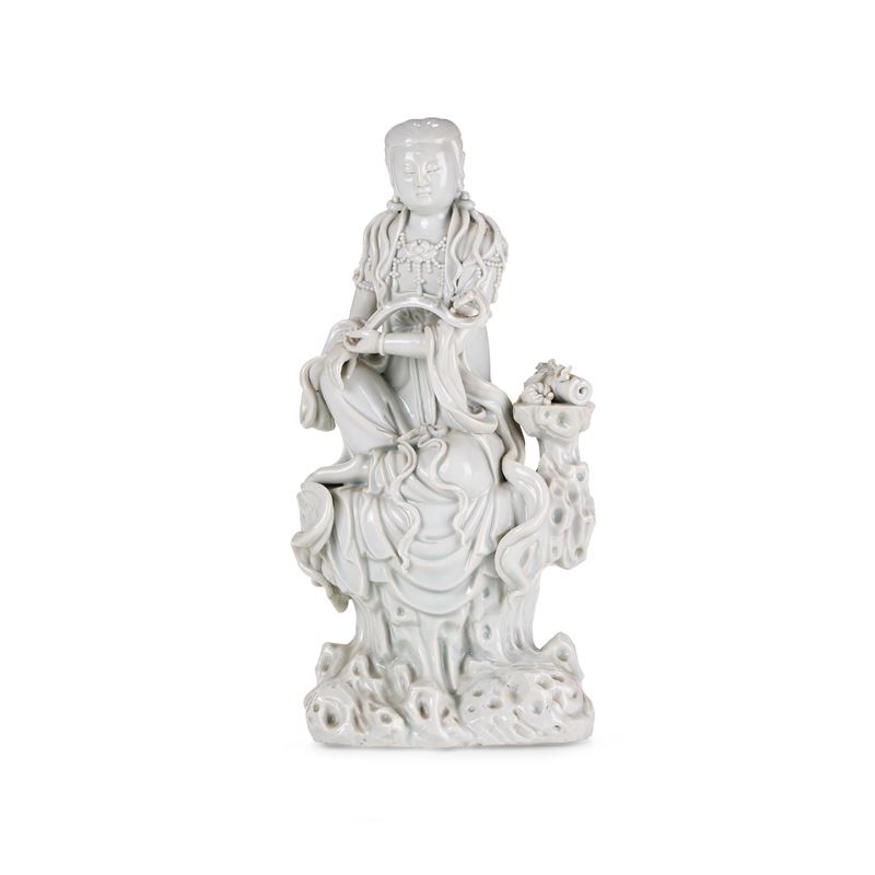 Figura di Guanyin seduta in porcellana Blanc de Chine, Cina, Dinastia Qing, epoca Qianlong (1736-1796)  - Asta Dimore Italiane - Cambi Casa d'Aste