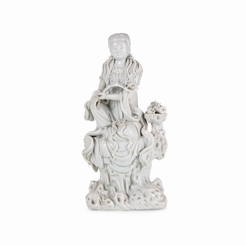 Figura di Guanyin seduta in porcellana Blanc de Chine, Cina, Dinastia Qing, epoca Qianlong (1736-1796)  - Auction Italian Mansions - Cambi Casa d'Aste