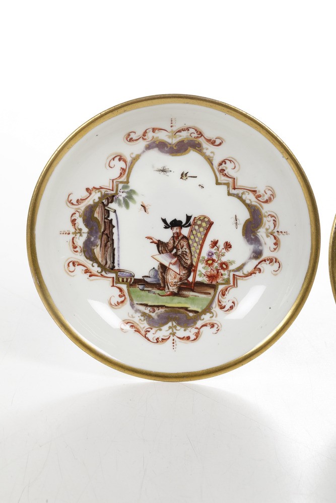 Rara Coppia di Tazze con Piattino Meissen, 1723-1724 Circapittura Probabilmente di Johann Gregor ...
