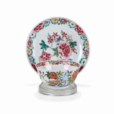 Tazza con Piattino in Porcellana Famiglia Rosa con Decoro Floreale, Cina, Dinastia Qing, Epoca Qi...