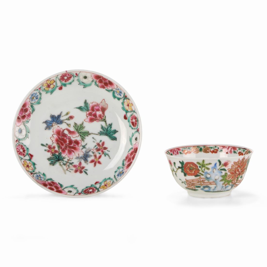 Tazza con Piattino in Porcellana Famiglia Rosa con Decoro Floreale, Cina, Dinastia Qing, Epoca Qi...