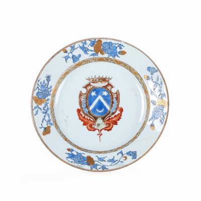 Piatto in Porcellana con Stemma Nobiliare, Cina, Dinastia Qing, Epoca Qianlong (1736 - 1796)