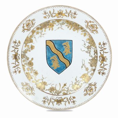 Piatto in Porcellana Stemmato con Lumeggiatura in Oro e Stemma Nobiliare Policromo con Due Grifon...